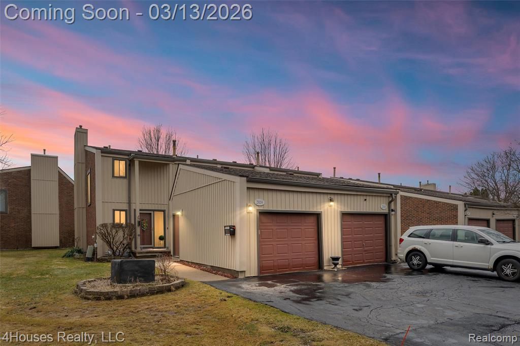 25039 N Woodvale Drive N, Southfield, MI 48034 Main Photo