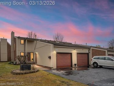 25039 N Woodvale Drive N, Southfield, MI 48034