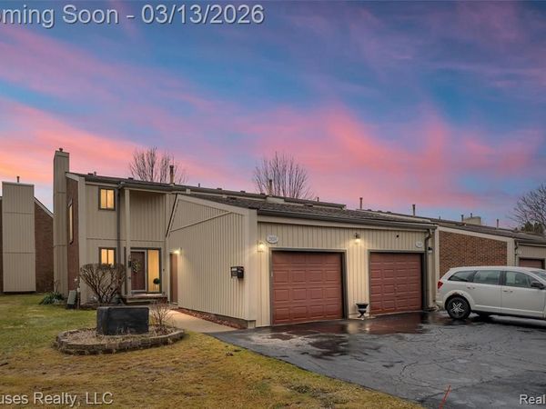 25039 N Woodvale Drive N, Southfield, MI 48034