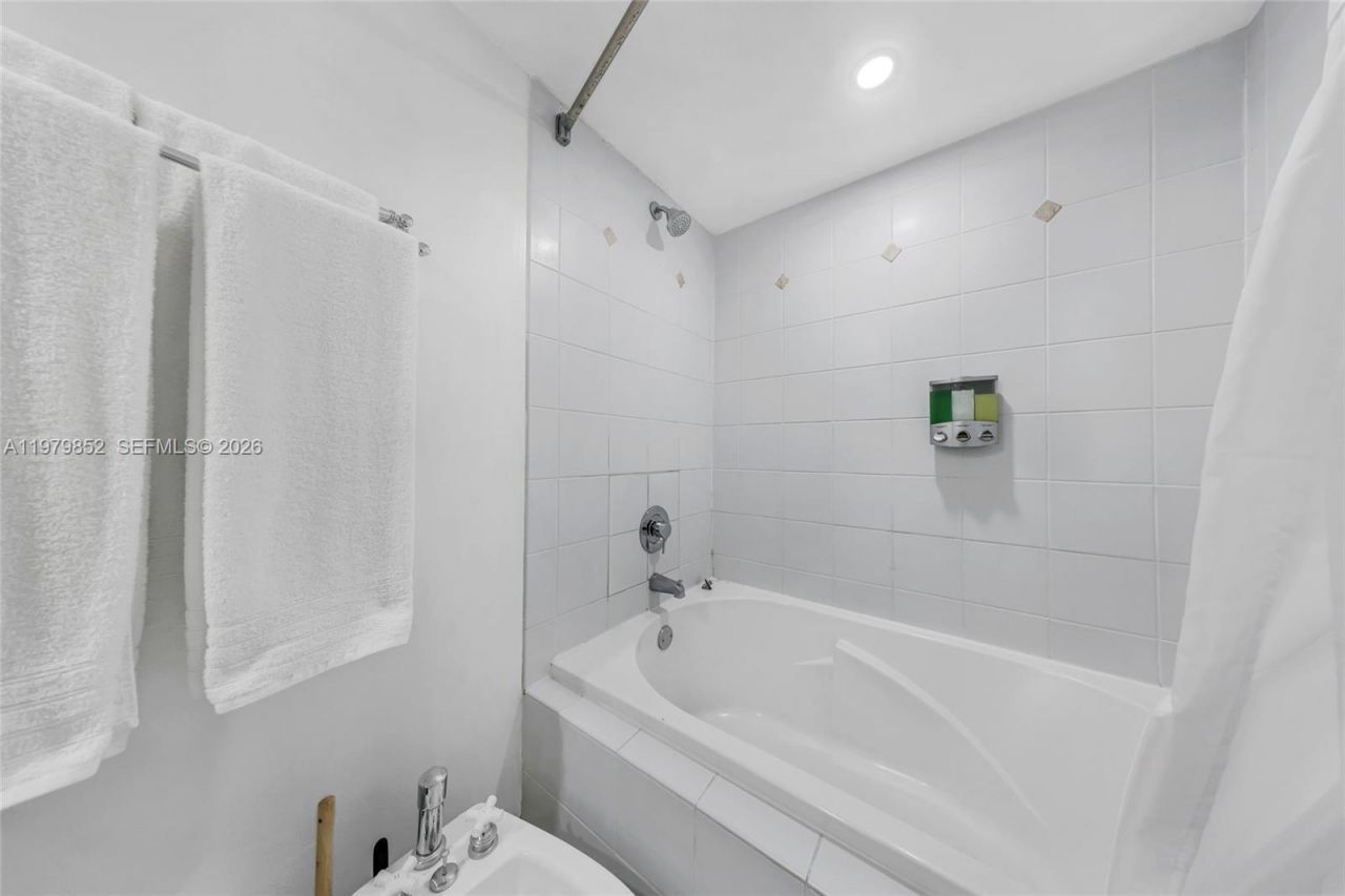 2951 S Bayshore Dr, Unit 215, Coconut Grove, FL 33133 Photo