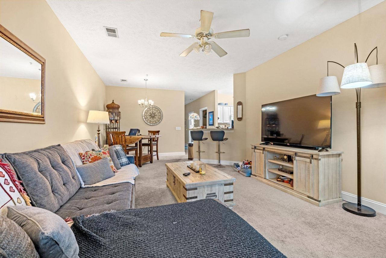 111 Fountain Pointe Ln. Photo 4