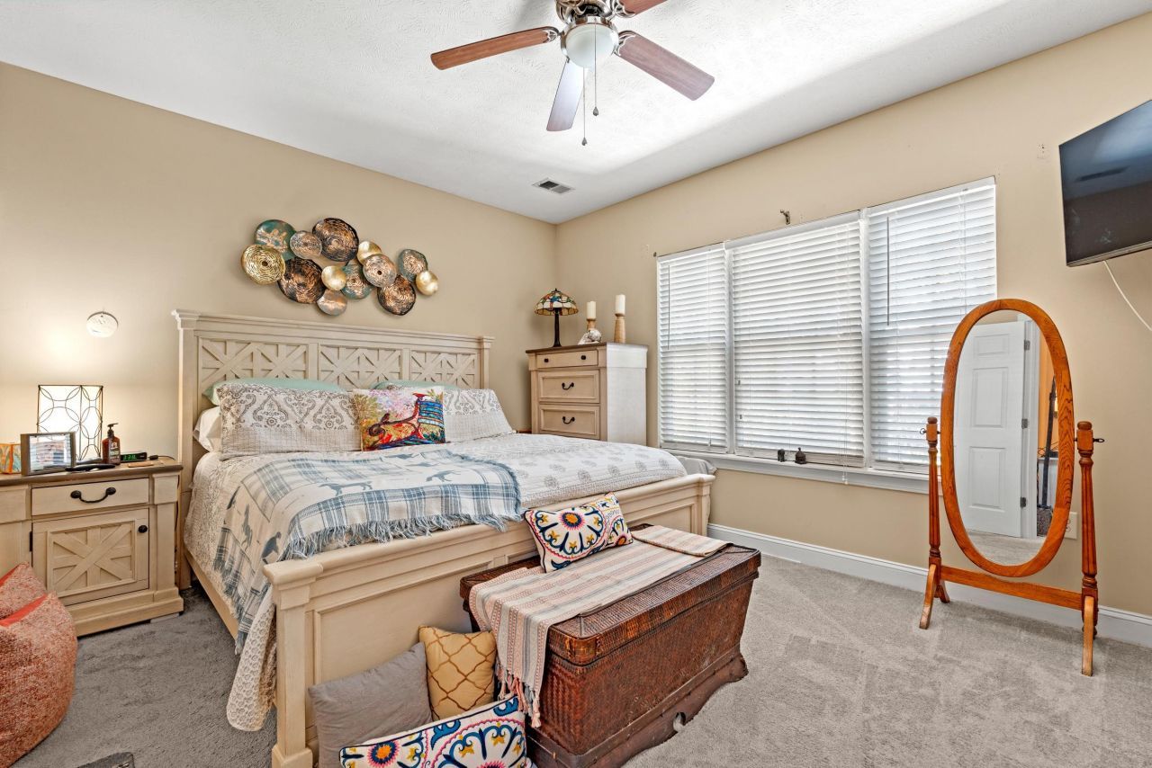 111 Fountain Pointe Ln. Photo 9