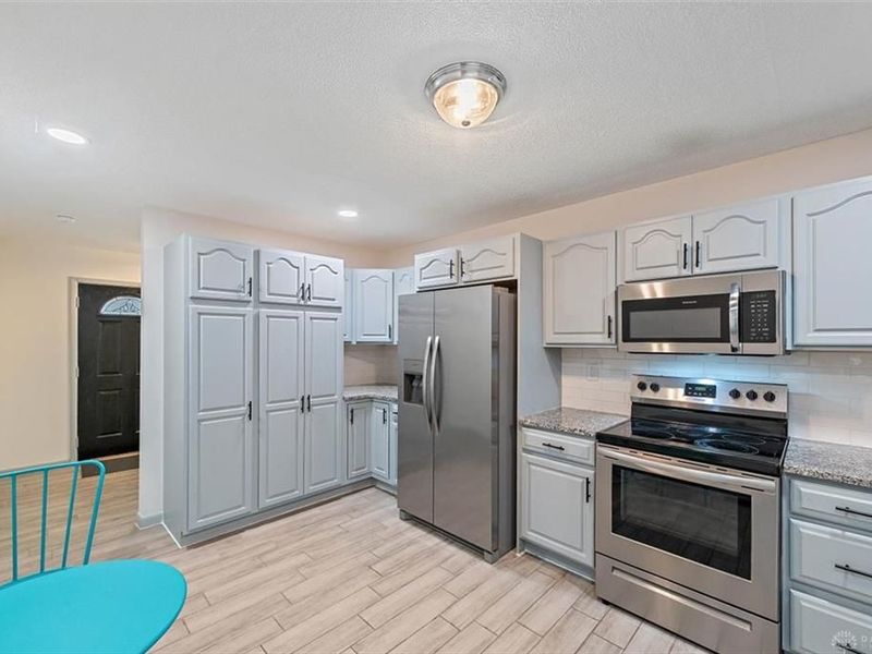 388 Thomas Drive, Franklin, OH 45005 Photo 3