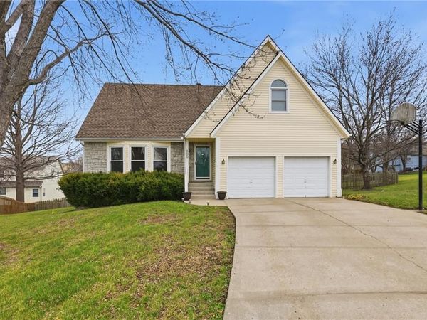 905 NE Kenwood Drive, Lee's Summit, MO 64064