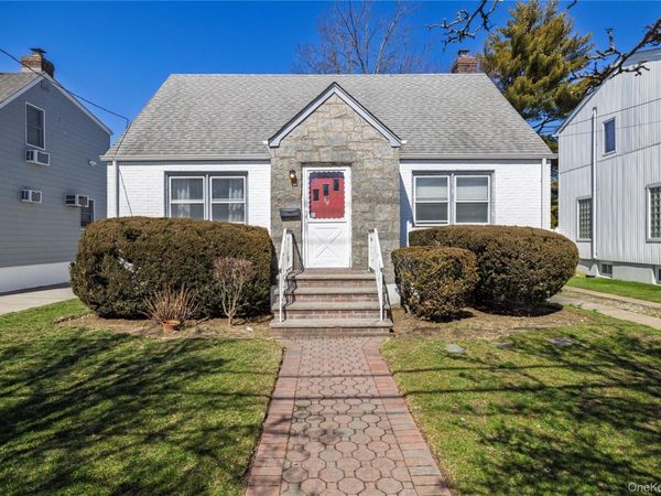 54 Hollywood Avenue , Lynbrook, NY 11563