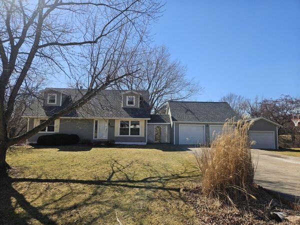 2762 CENTERVIEW ROAD, Muscatine, IA 52761
