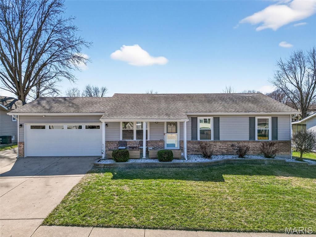 105 W Sunny Hill Boulevard, Saint Peters, MO 63376 Main Photo