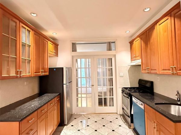 528 W 46th Street , Unit 3E, New York (Manhattan), NY 10036