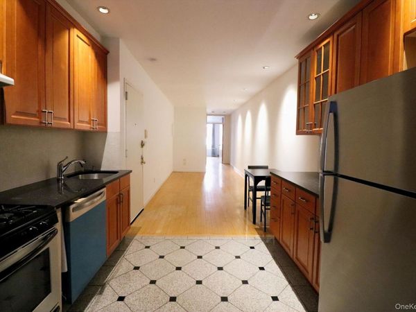528 W 46th Street, Unit 3E, New York (Manhattan), NY 10036