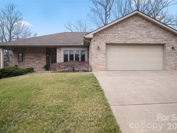 105 Fairway Knoll Drive , Hendersonville, NC 28739