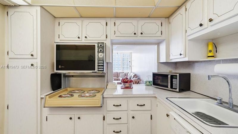 1825 S Ocean Dr, Unit 811, Hallandale Beach, FL 33009 Photo