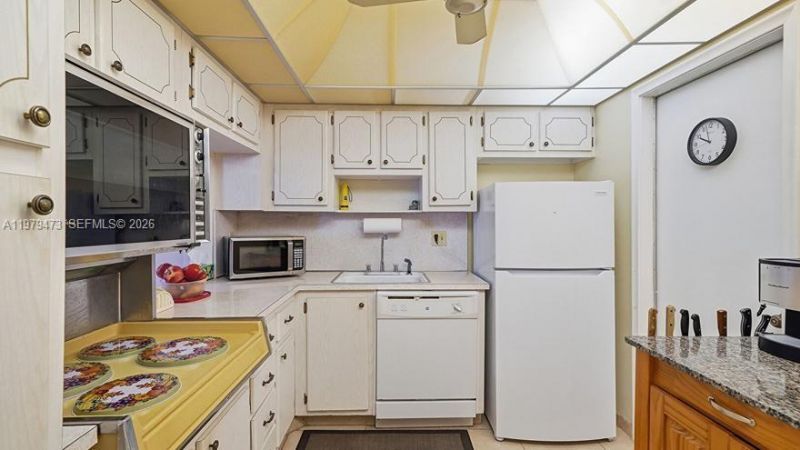 1825 S Ocean Dr, Unit 811, Hallandale Beach, FL 33009 Photo