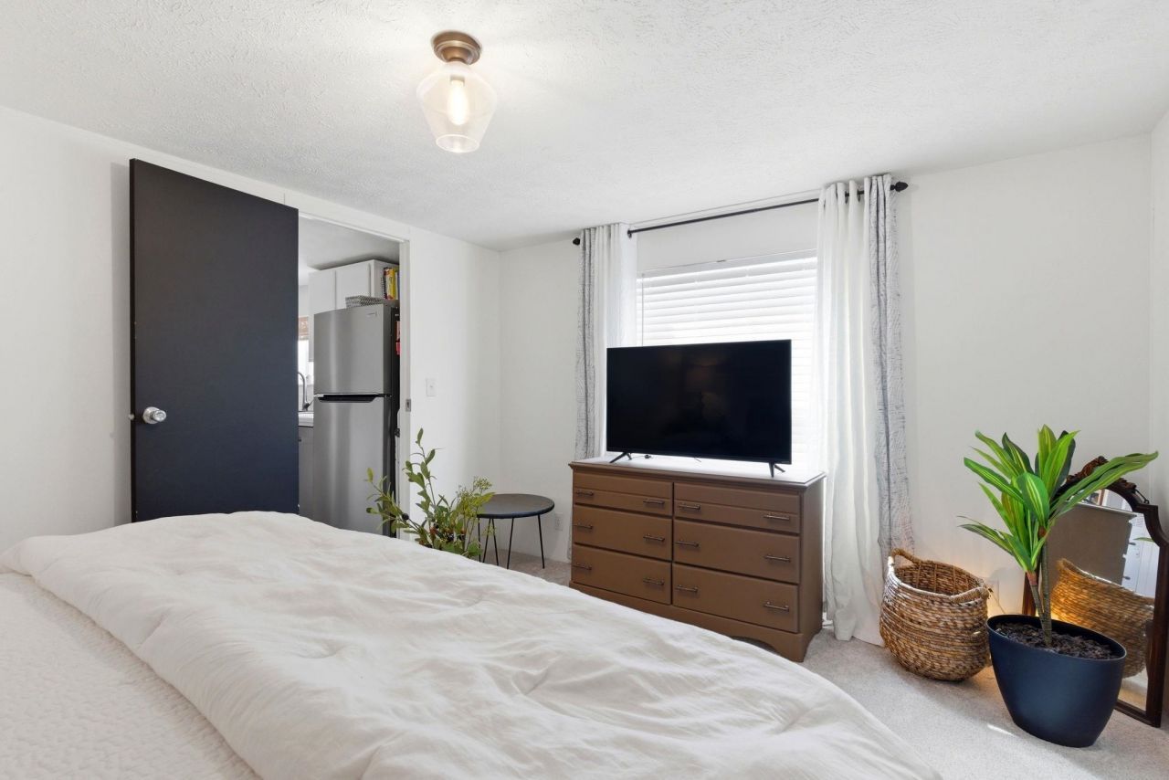 120 Yale Pl. Photo 17