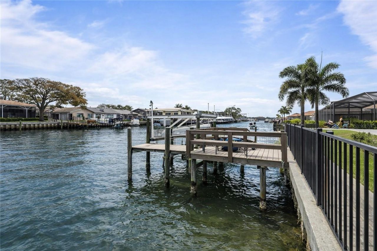 2060 Illinois Avenue Ne, Saint Petersburg, FL 33703 Photo