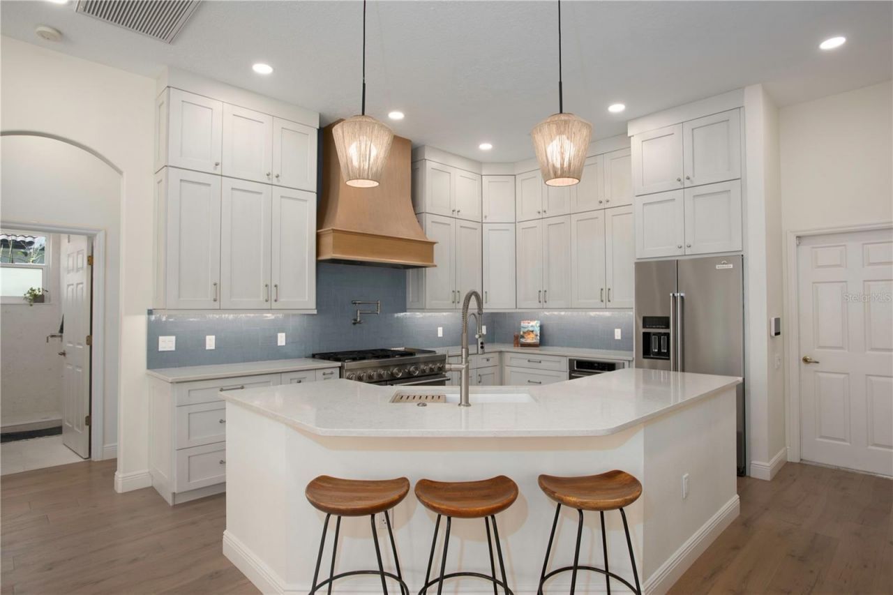 4586 Del Sol Boulevard S, Sarasota, FL 34243 Photo