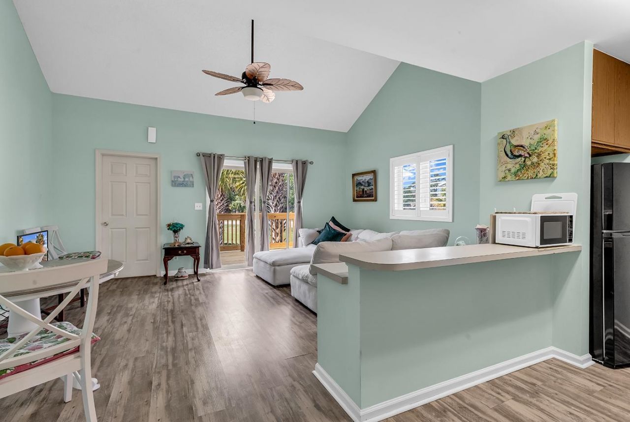 200 Double Eagle Dr. Photo 3