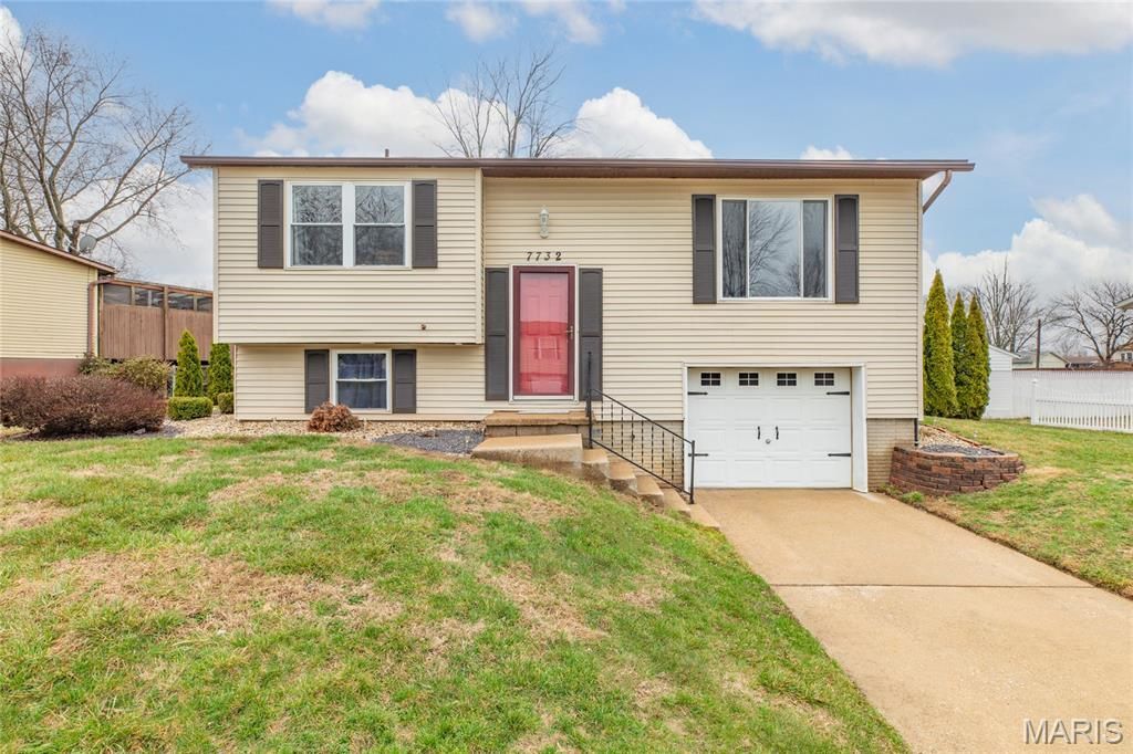 7732 Nightingale Lane, Godfrey, IL 62035 Main Photo