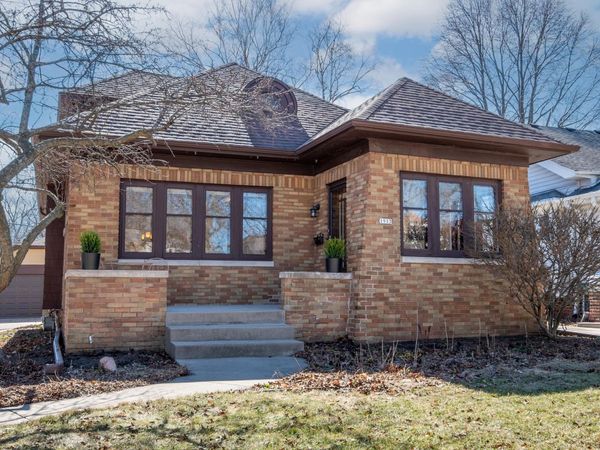1913 E Beverly Rd, Shorewood, WI 53211