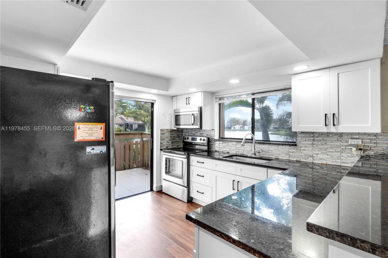32 Wimbledon Lake Dr, Unit 221, Plantation, FL 33324 Photo
