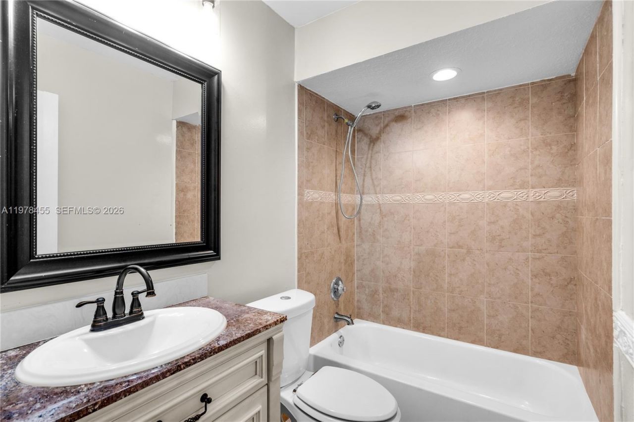 32 Wimbledon Lake Dr, Unit 221, Plantation, FL 33324 Photo