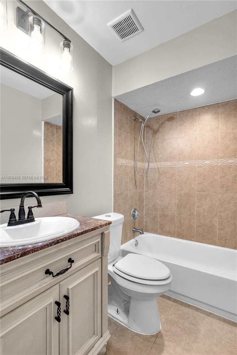 32 Wimbledon Lake Dr, Unit 221, Plantation, FL 33324 Photo