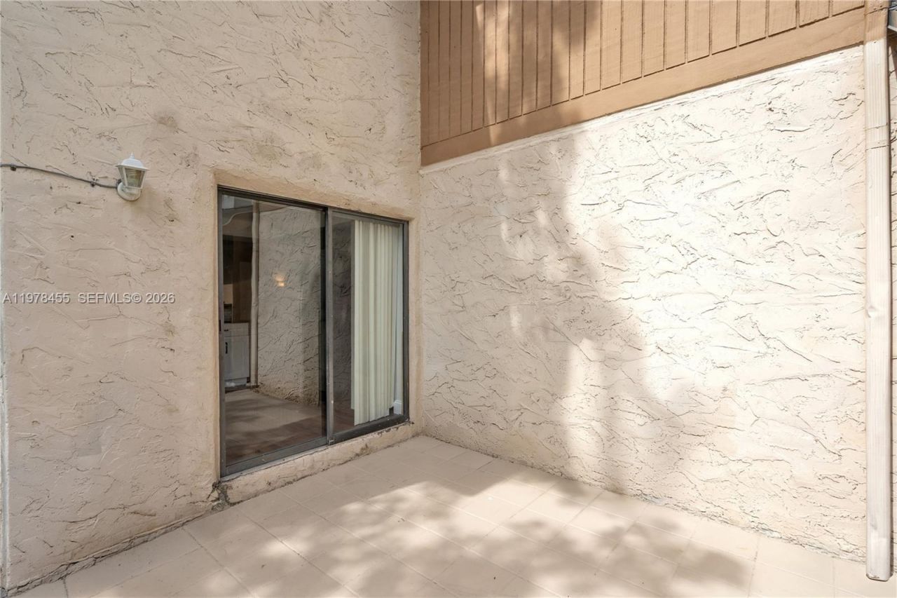 32 Wimbledon Lake Dr, Unit 221, Plantation, FL 33324 Photo