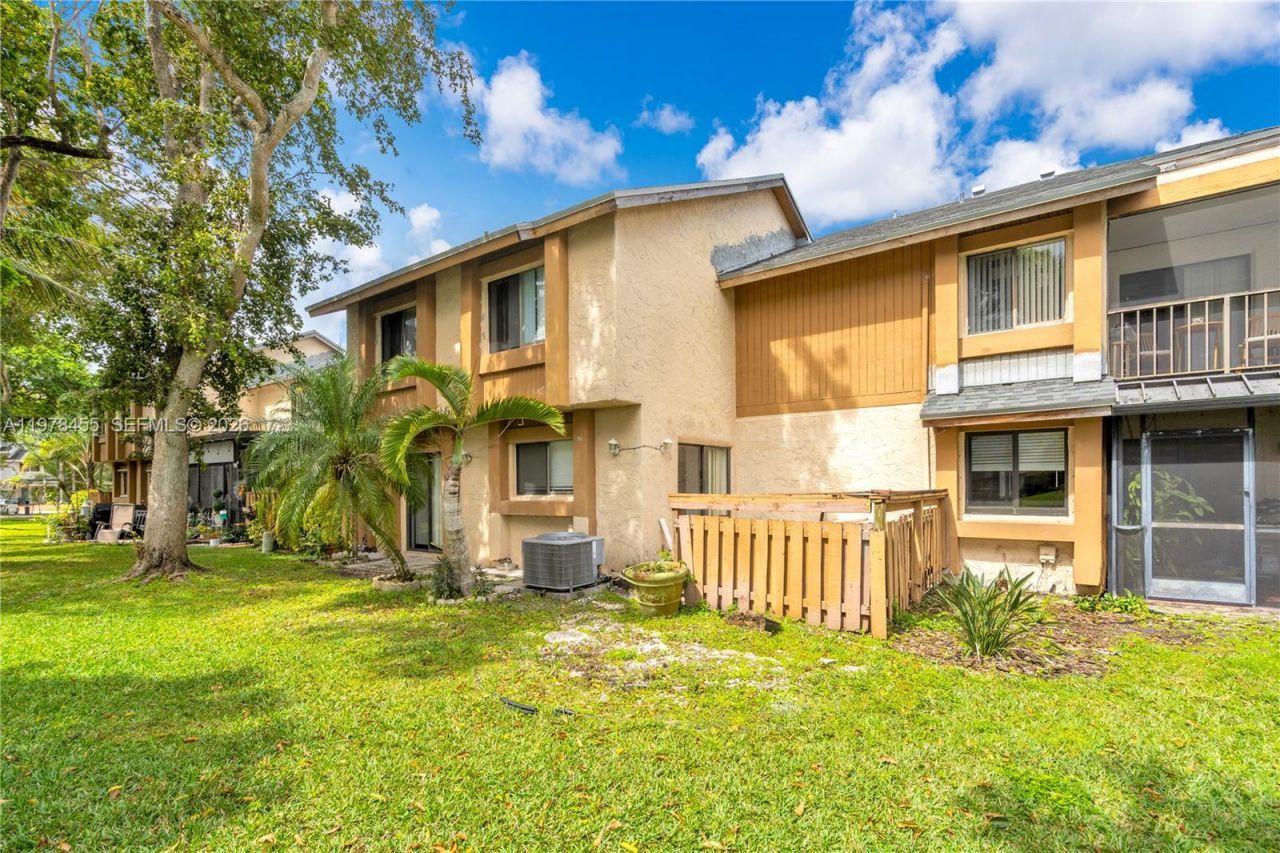 32 Wimbledon Lake Dr, Unit 221, Plantation, FL 33324 Photo