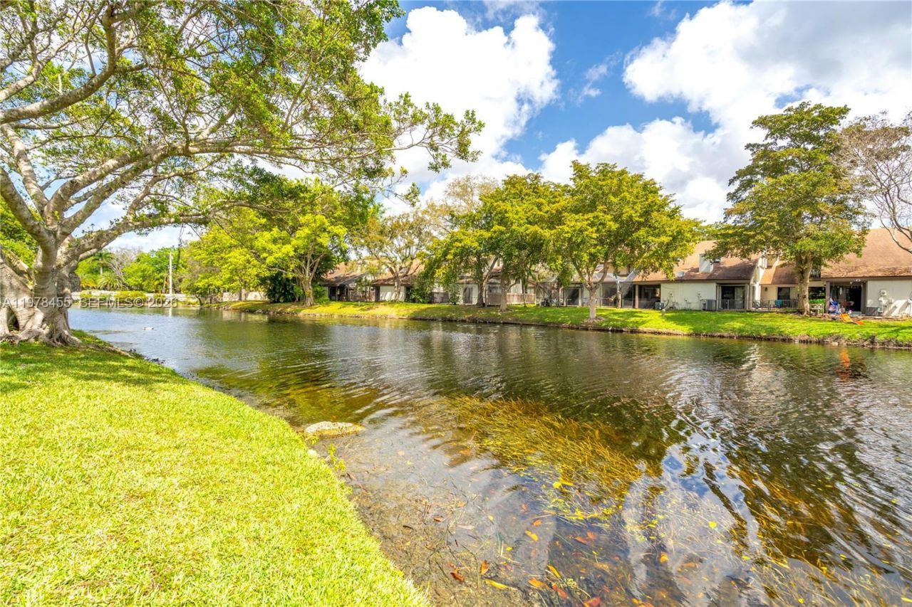 32 Wimbledon Lake Dr, Unit 221, Plantation, FL 33324 Photo