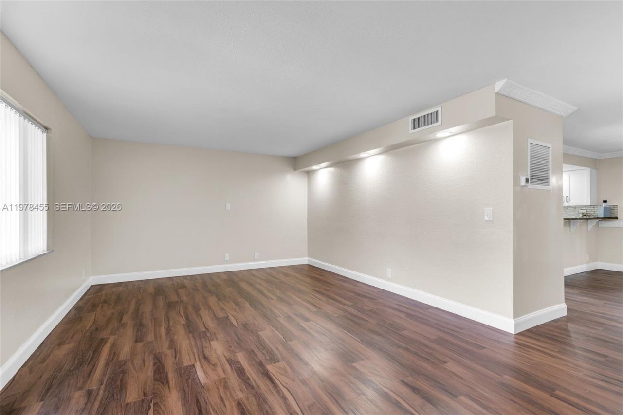 32 Wimbledon Lake Dr, Unit 221, Plantation, FL 33324 Photo