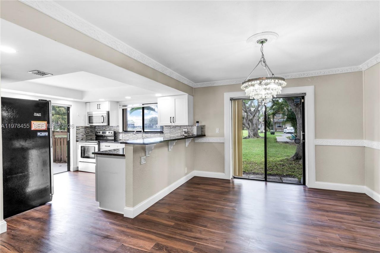 32 Wimbledon Lake Dr, Unit 221, Plantation, FL 33324 Photo