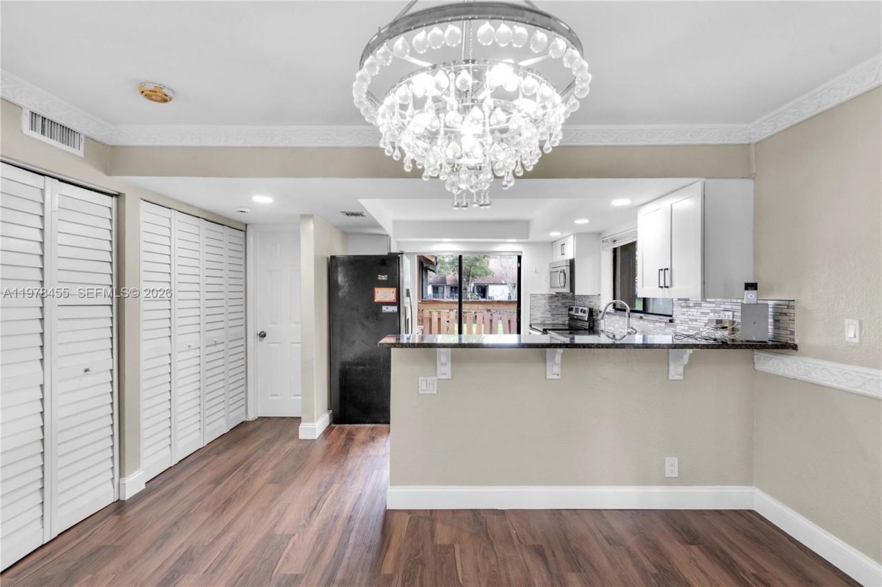 32 Wimbledon Lake Dr, Unit 221, Plantation, FL 33324 Photo