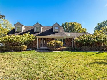 5605 Woodwind Drive, Bloomfield Hills, MI 48301