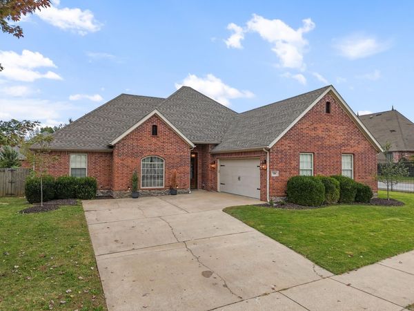 700 SW Sterling, Bentonville, AR 72712