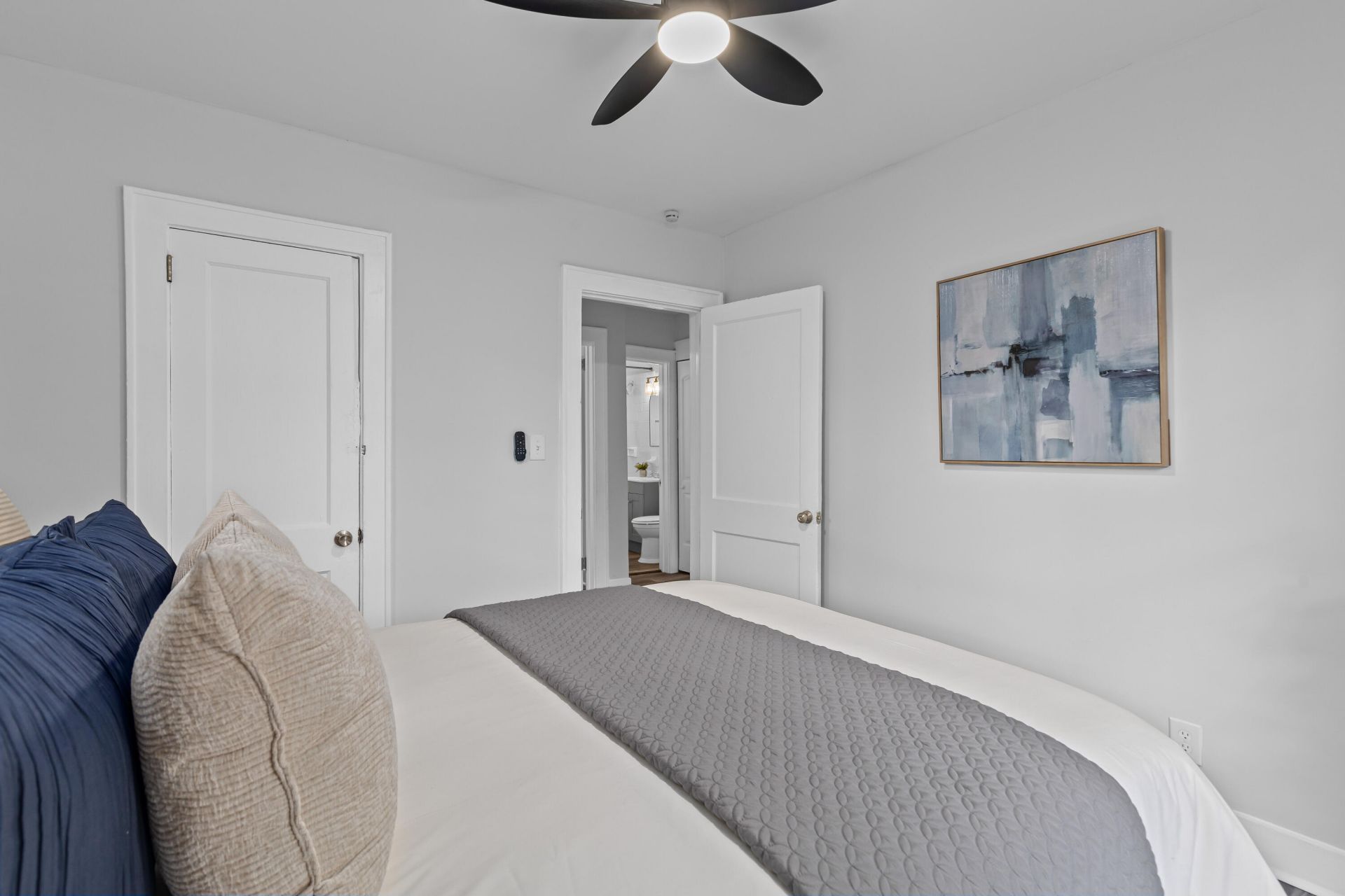 2718 E Surrey Drive Photo 10