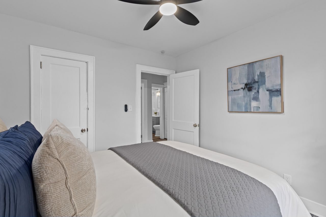 2718 E Surrey Drive Photo 12