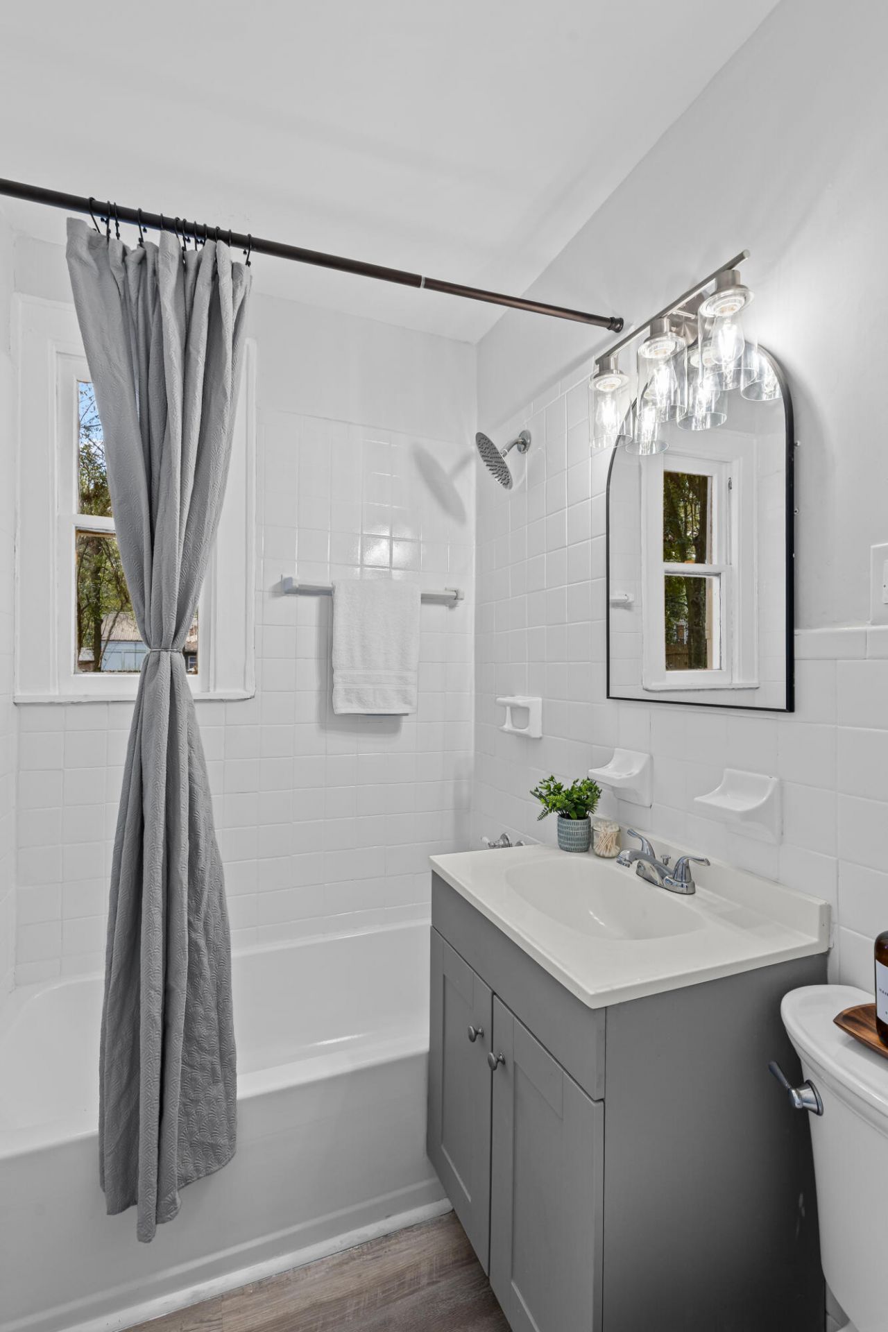 2718 E Surrey Drive Photo 13