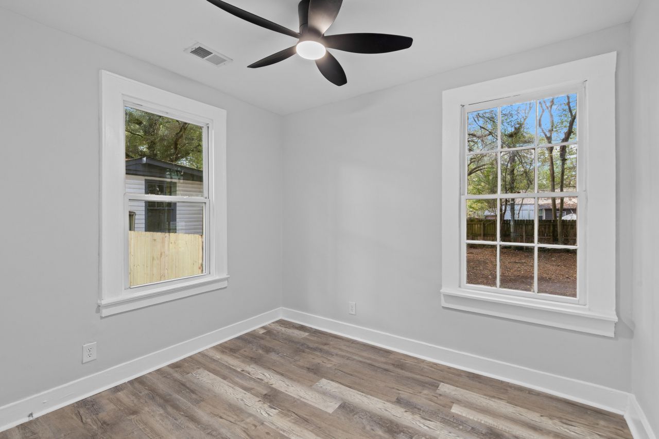 2718 E Surrey Drive Photo 14