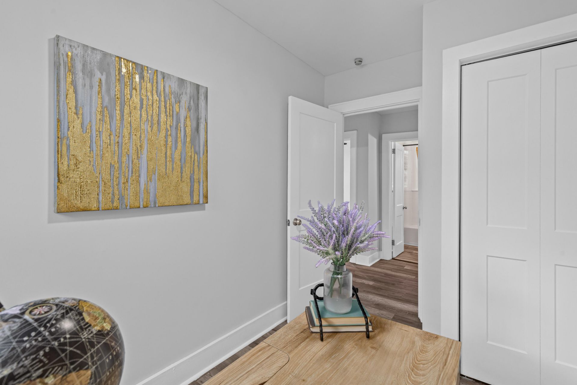 2718 E Surrey Drive Photo 15