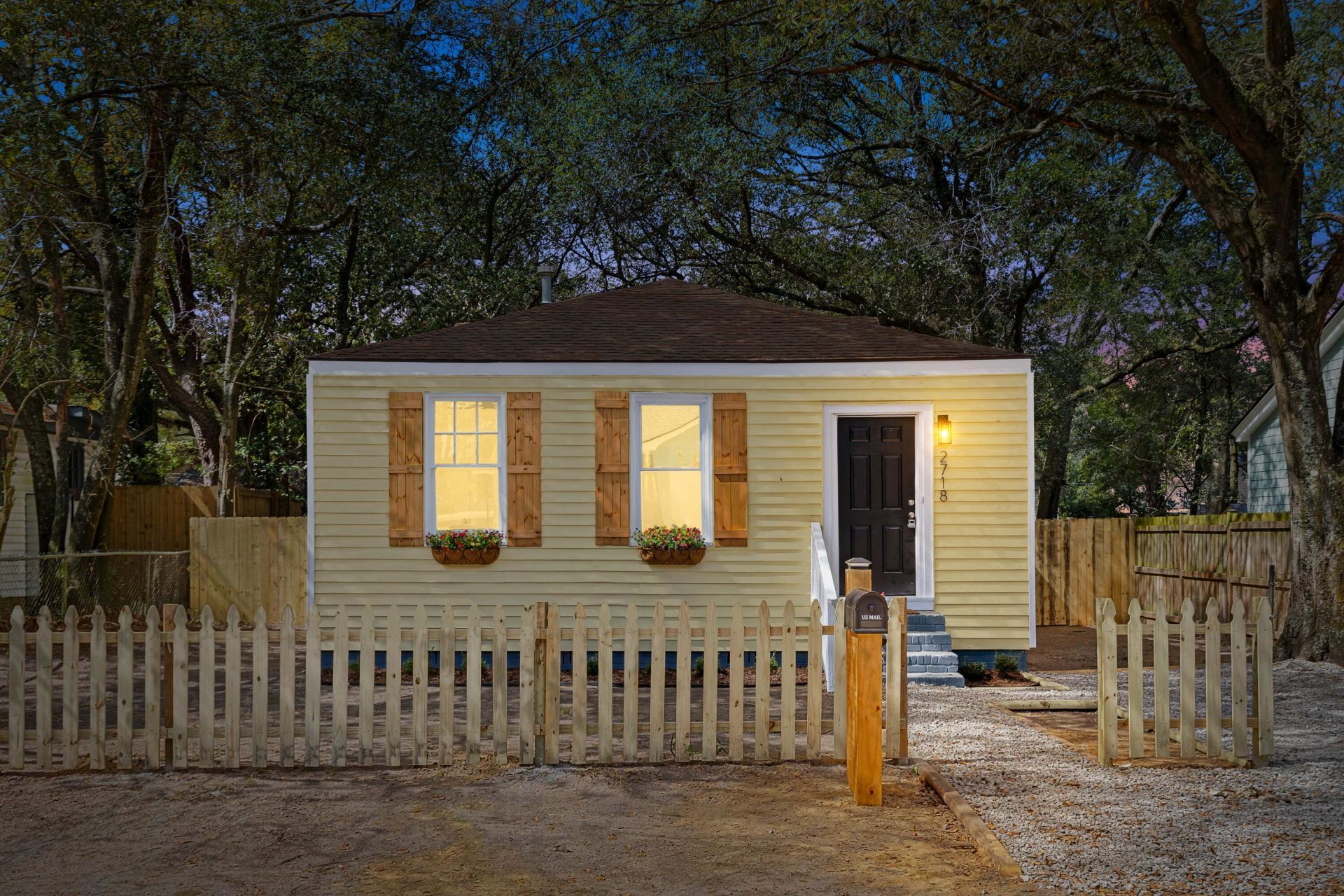 2718 E Surrey Drive Photo 20