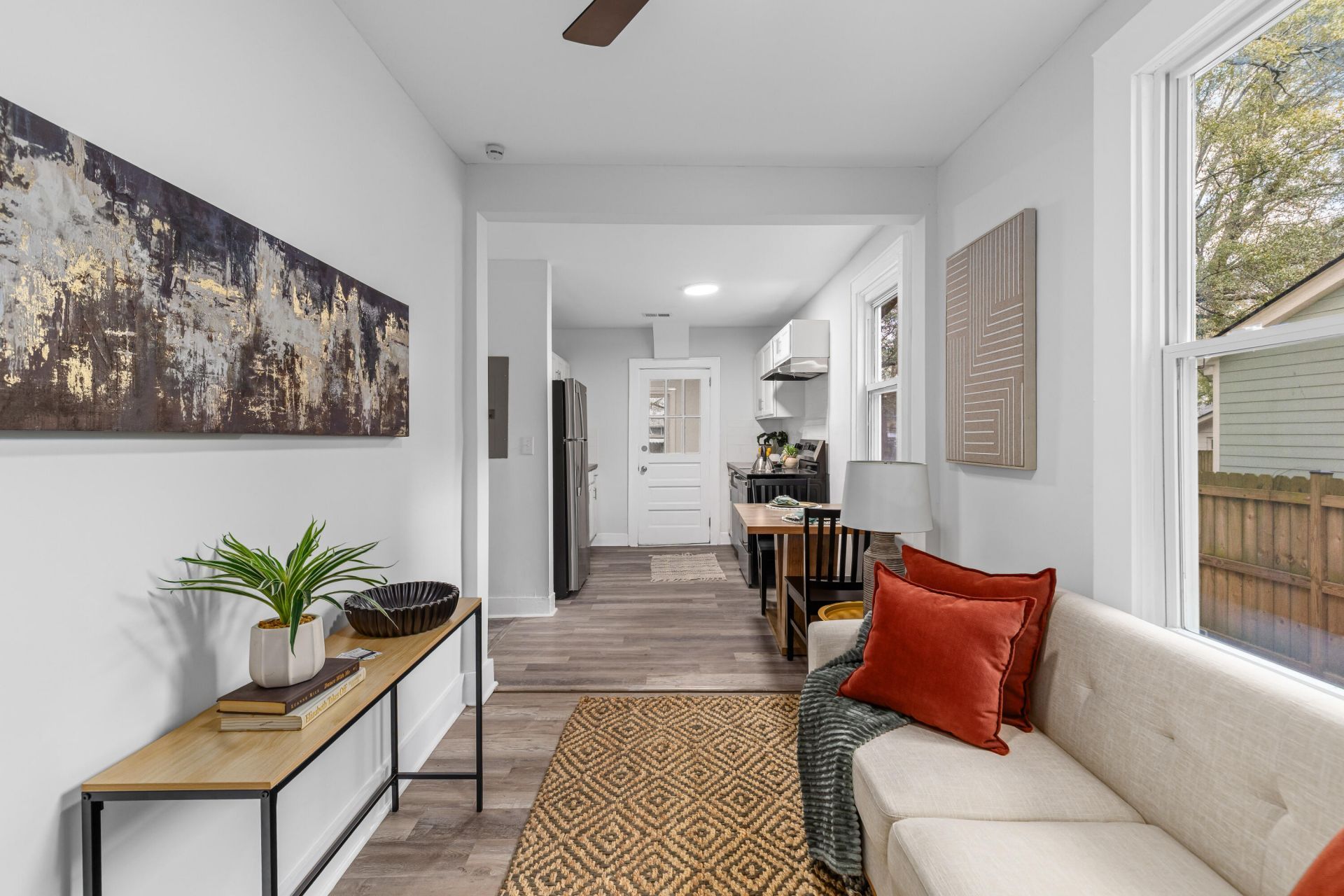 2718 E Surrey Drive Photo 4