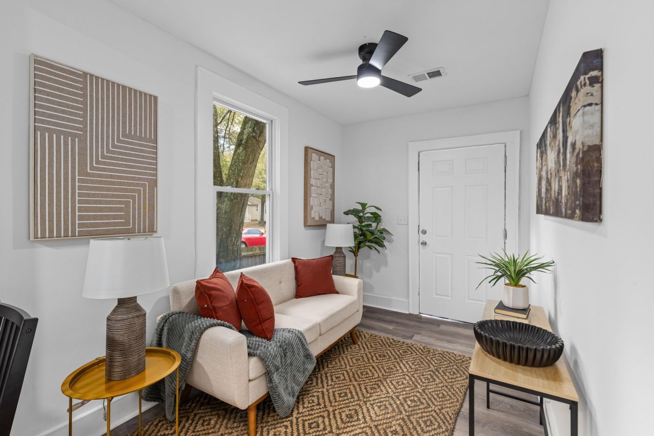 2718 E Surrey Drive Photo 6