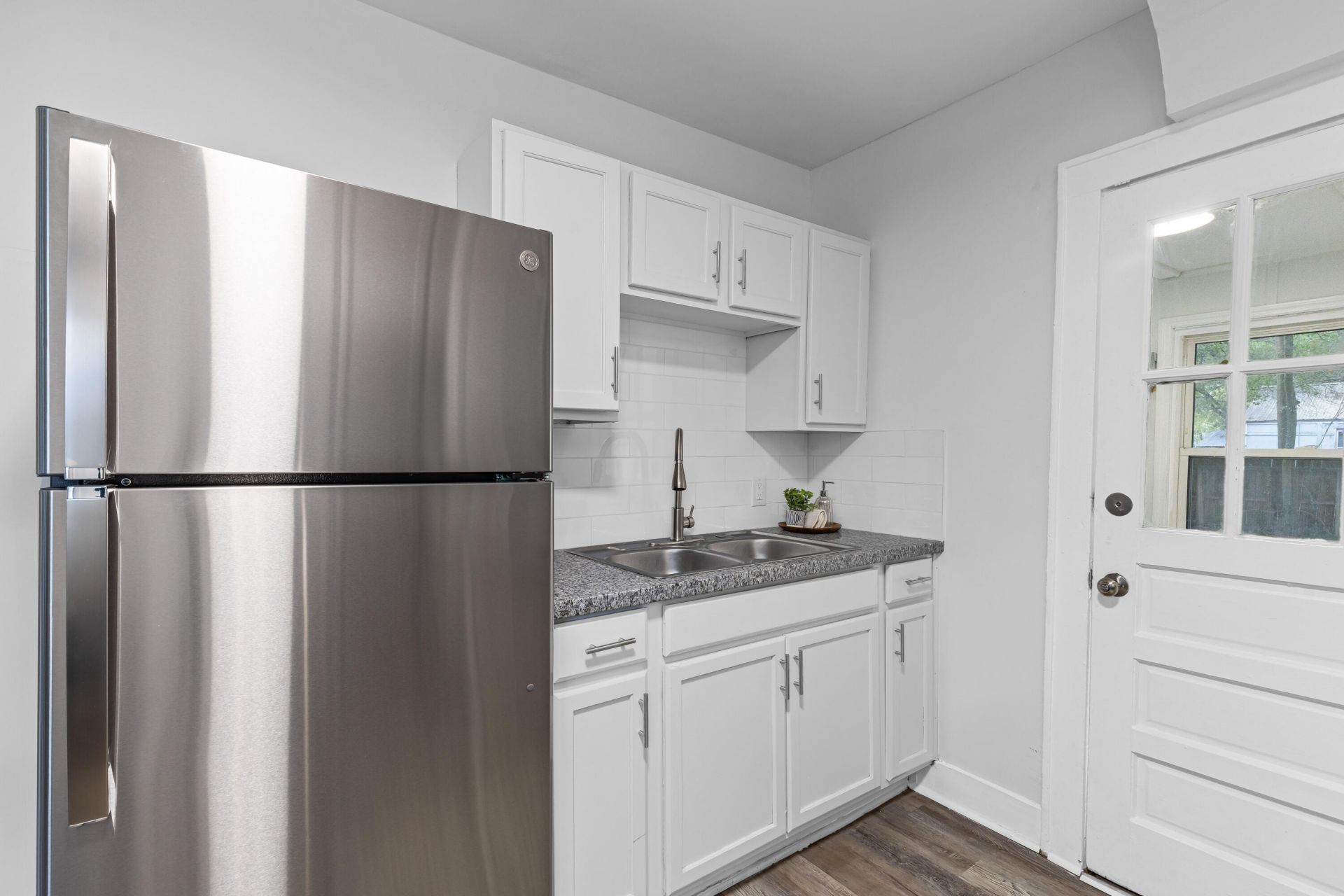 2718 E Surrey Drive Photo 7