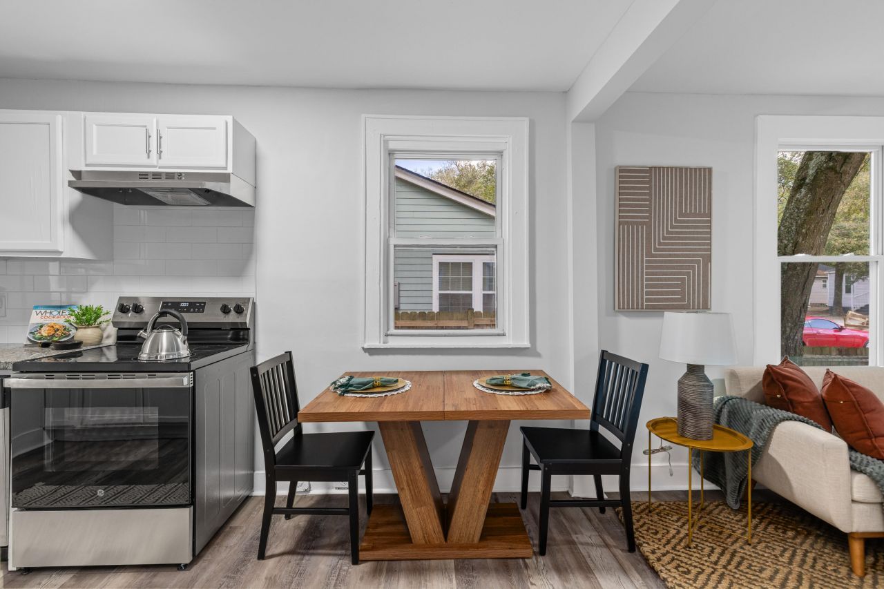 2718 E Surrey Drive Photo 7