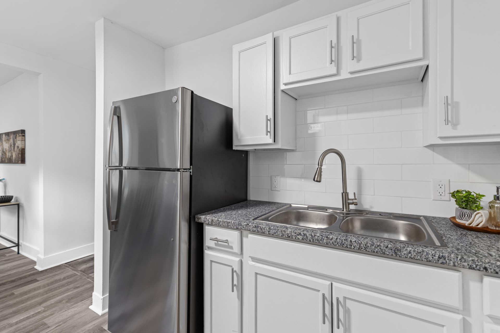 2718 E Surrey Drive Photo 8