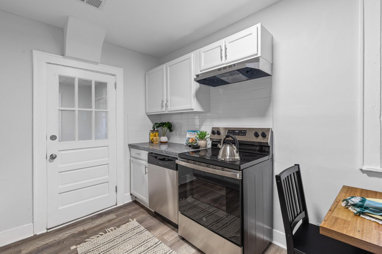 2718 E Surrey Drive Photo 8