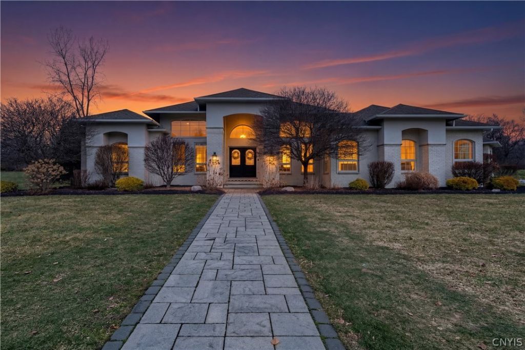 2989 Nabil Street, Baldwinsville, NY 13027 Main Photo