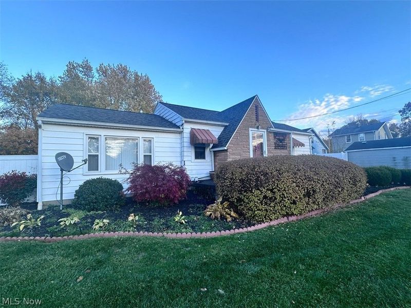 417 Otis Court SE, Girard, OH 44420 Photo 2