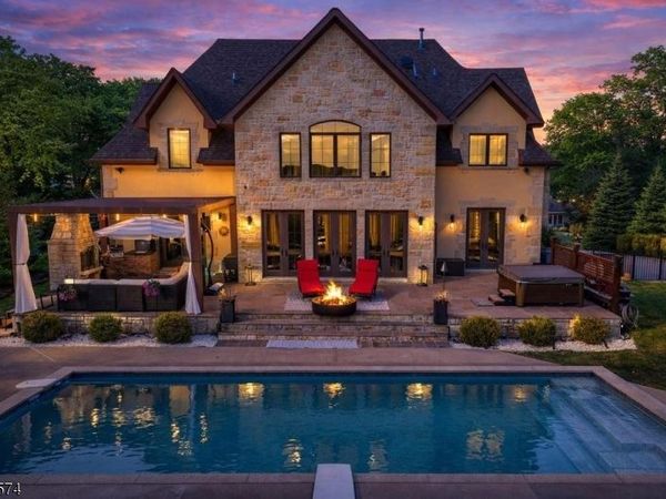 9 Catalina Dr, Byram, NJ 07871