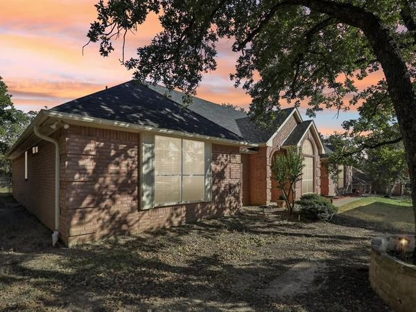 516 Shady Oaks Trail, Burleson, TX 76028