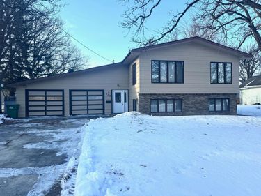 302 5th Street SE, Roseau, MN 56751